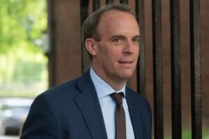 Anglia a interzis căsătoriile sub vârsta de 18 ani, indiferent de condiții / Pedeapsă cu închisoarea pentru cei care organizează căsătorii forțate image-2020-06-18-24112316-41-dominic-raab