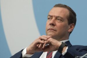 Dmitri Medvedev susține că Rusia și-a crescut producția militară „de zeci de ori” / „Am studiat destul de bine și armele inamice”