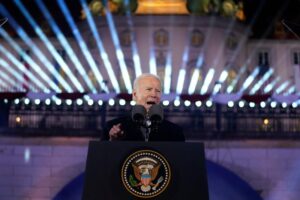 Joe Biden, discurs la Varșovia în fața a mii de oameni: Putin a crezut că războiul din Ucraina va fi rapid. S-a înșelat. El a ales acest război și el îl poate opri / Biden a cerut aplauze pentru Maia Sandu, aflată acolo
