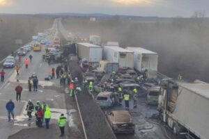 Accident uriaș pe o autostradă din Ungaria, din cauza unei furtuni de praf: 43 de vehicule implicate, zeci de persoane rănite