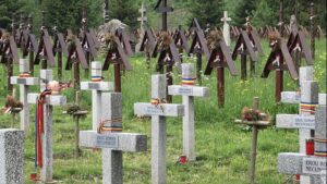 Prefectura Bacău spune că „nu e competentă” să demoleze crucile românești din cimitirul de la Valea Uzului și pasează responsabilitatea la Harghita