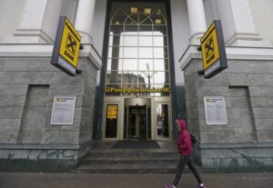 Oficialii Raiffeisen Bank International au catalogat drept „aroganţă morală” criticile îndreptate spre afacerile băncii din Rusia