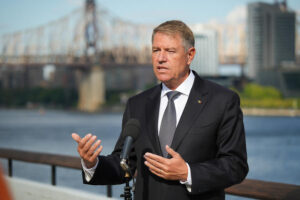 De câte ori a făcut Iohannis escală la Sibiu când a plecat în vizite în străinătate