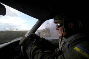 „Liderilor militari nu le place adevărul”. Un comandant ucrainean a fost retrogradat după ce și-a criticat superiorii în presă image-2023-03-10-26132129-41-soldat-ucrainean-mergand-catre-front