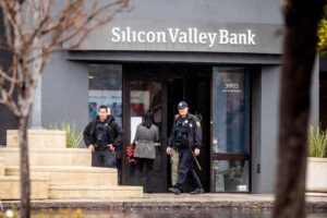 SVB Financial Group şi doi directori de top au fost daţi în judecată pentru fraudă SVB Financial Group şi doi directori de top au fost daţi în judecată pentru fraudă