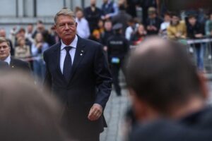 Explicațiile oficiale pentru zborurile lui Klaus Iohannis cu avioane private / Costurile și rutele, clasificate / De ce nu sunt folosite avioane TAROM