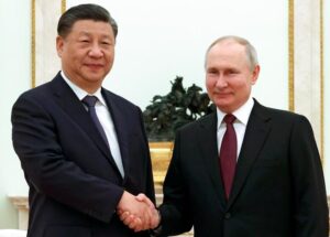 Preşedintele chinez Xi Jinping a vorbit în a doua zi a vizitei sale în Rusia, despre „prioritatea” relaţiilor „strategice” dintre Moscova şi Beijing Preşedintele chinez Xi Jinping a vorbit în a doua zi a vizitei sale în Rusia, despre „prioritatea” relaţiilor „strategice” dintre Moscova şi Beijing
