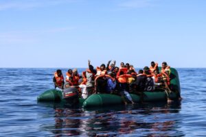 Vas cu 400 de migranţi, în derivă între Grecia şi Malta / Sea-Watch International: autorităţile au ordonat navelor să nu efectueze o operaţiune de salvare