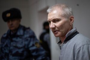 O fetiță din Rusia a fost trimisă la orfelinat după ce a desenat un tablou împotriva războiului, iar tatăl ei a fost condamnat