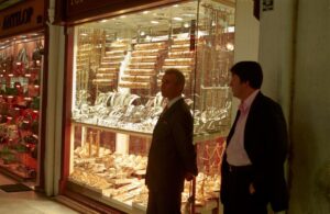 Valutiștii din Marele Bazar câștigă mai mult teren în urma restricțiilor impuse băncilor turcești: „Chiar şi cumpărarea de brânză feta este o investiţie mai bună”