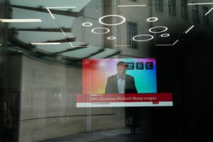 Președintele BBC a demisionat din cauza unui împrumut acordat fostului premier pentru Johnson Președintele BBC a demisionat din cauza unui împrumut acordat fostului premier pentru Johnson