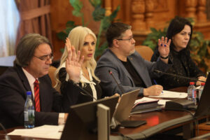 Liderii Coaliţiei au decis ca valoarea pragului pentru abuzul în serviciu să rămână la 9.000 de lei/ Comisia Juridică începe dezbaterile