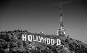 Scenariștii de la Hollywood intră în grevă: Vor salarii mai mari și reguli contra inteligenței artificiale