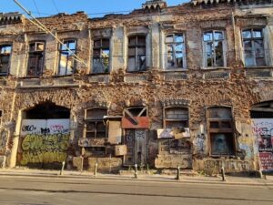 Clădirea Hanu Solacolu riscă să cadă peste trecători și tramvaiul 21 / De ce Primăria nu a pus în siguranță imobilul