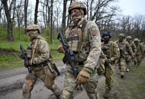 Război în Ucraina, ziua 449: Rusia atacă din nou Kievul și alte regiuni din Ucraina/ Armata ucraineană face progrese în apropiere de Bahmut / Japonia va primi soldați ucraineni răniți la un spital din Tokyo