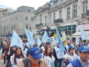 Aproape 10.000 de profesori au ieșit în stradă. Reacția ministrului Educației