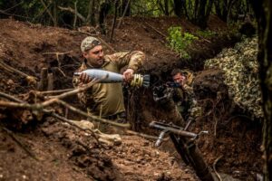 Război în Ucraina, ziua 443: Ministerul rus susține că situația militară din Bahmut este în control / Senatori SUA au acuzat Pentagonul că subminează urmărirea penală a rușilor pentru crime de război/Deținuților ruși li se refuză din ce în ce mai des eliberarea condiționată