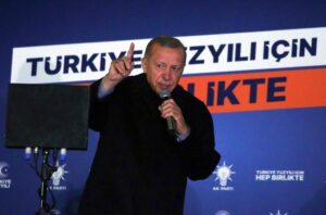 Alegeri în Turcia: ,,Următoarele două săptămâni vor fi probabil cele mai lungi din istoria Turciei și se vor întâmpla multe”/Nici Erdogan, nici Kilicdaroglu nu au atins pragul necesar pentru a evita un al doilea tur de scrutin