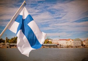 Finlanda va expulza nouă membri ai ambasadei Rusiei: Autoritățile de la Helsinki îi acuză de presupuse activități de spionaj finlanda-steag-shutterstock