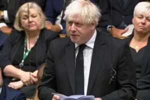 Parlamentarii britanici i-au interzis lui Boris Johnson accesul în Parlament după ce a mințit cu privire la afacerea Partygate Parlamentarii britanici i-au interzis lui Boris Johnson accesul în Parlament după ce a mințit cu privire la afacerea Partygate