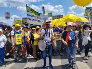 Un nou miting de protest al profesorilor, la Guvern și la Cotroceni. Greva a ajuns în ziua 12 / Cum a fost decalat calendarul examenelor naționale image-2023-05-30-26300105-41-cruci-cadelnite-aduse-miting-profesori