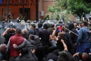 image-2023-05-30-26301455-41-ciocniri-violente-intre-protestatarii-sarbi-fortele-ordine-nordul-kosovo
