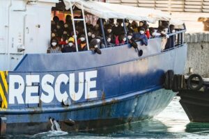 În doar 24 de ore pe insula italiană Lampedusa au sosit aproximativ 2.000 de migranţi ilegali