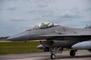 Iohannis: Piloții ucraineni vor începe să se antreneze în România pe F-16 la finalul acestei veri Iohannis: Piloții ucraineni vor începe să se antreneze în România pe F-16 la finalul acestei veri