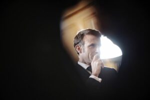 Emmanuel Macron a promis „răspunsuri fundamentale” după o săptămână de violenţe în întreaga ţară