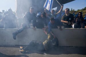 Proteste violente în Israel împotriva reformei judiciare promovate de guvernul lui Benjamin Netanyahu Proteste violente în Israel împotriva reformei judiciare promovate de guvernul lui Benjamin Netanyahu