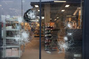 Patru poliţişti sunt suspectați de lovirea violentă a unui tânăr în timpul revoltelor care au cuprins Franţa