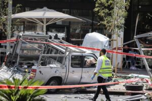 Atentat la Tel Aviv: Cel puțin opt răniți după ce o mașină a intrat în trecători, iar apoi șoferul a înjunghiat civilii