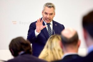 Decizia controversată a cancelarului Karl Nehammer de a câștiga capital electoral în Austria Decizia controversată a cancelarului Karl Nehammer de a câștiga capital electoral în Austria