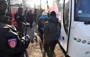 Mii de migranți încearcă să intre ilegal în Ungaria, la graniţa de sud, uneori folosind metode violente Mii de migranți încearcă să intre ilegal în Ungaria, la graniţa de sud, uneori folosind metode violente