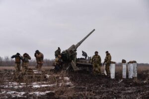 Război în Ucraina, ziua 543: Peste 100 de răniți după ce Rusia a lovit Cernihiv, unde avea loc un eveniment demonstrativ cu drone / Zelenski vrea avioane de luptă de la Suedia / Putin s-a întâlnit cu comandanții armatei ruse image-2023-03-3-26117952-41-soldati-ucraineni-bahmut