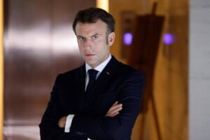 Emmanuel Macron atribuie protestele violente din Franța „unei crize a civilizaţiei”