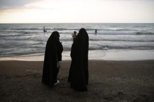 Iranul a aprobat o lege care impune mai strict codul vestimentar al femeilor/Cetăţenele străine care se opun legii pot fi expulzate