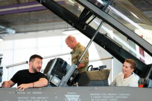 Volodimir Zelenski și prim-ministrul Danemarcei au „testat” un avion F-16