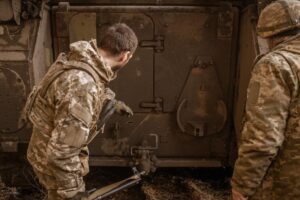 image-2023-08-25-26485010-41-soldati-ucraineni-aratand-daunele-suferite-vehicul-bradley (1)