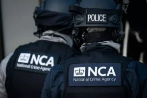 image-2023-08-26-26487346-41-ofiteri-agentiei-britanice-combatere-criminalitatii-organizate-nca