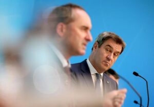 Germania: Şeful executivului din Bavaria îi cere adjunctului său să răspundă unor acuzaţii de antisemitism. Ce a făcut vicepremierul când era elev image-2023-08-26-26487654-41-markus-soder-dreapta-hubert-aiwanger (1)