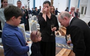 Vladimir Putin le-a înmânat decorații văduvelor militarilor ruşi morţi în războiul din Ucraina