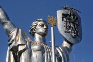 Simbolul Uniunii Sovietice a fost înlocuit cu stema naţională pe monumentul uriaş al Patriei Mamei din Kiev