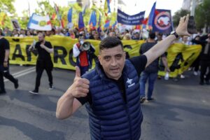 AEP face un control la AUR să vadă cum s-au cheltuit banii de la stat. George Simion dă vina pe USR și ONG-uri / Ce subvenții a primit AUR și cât a cheltuit în ultimii ani image-2023-07-20-26410960-41-george-simion-protest-aur (1)