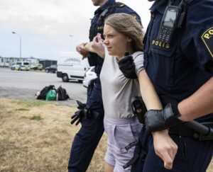 image-2023-07-24-26418214-41-greta-thunberg-ridicata-politie-timpul-unui-protest-malmo