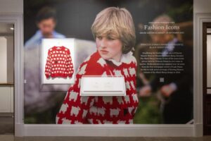 Celebrul pulover roşu purtat de Prinţesa Diana a fost vândut cu peste 1,1 milioane de dolari