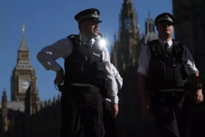 image-2023-09-24-26556778-41-politisti-britanici-langa-palatul-westminster-din-londra