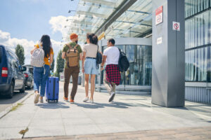 De ce (încă mai) pleacă tinerii din România. Motivele noilor generații / „Schimbarea suntem noi, dar eu sunt obosit" / Peste 18.000 de tineri au plecat în 2022 image-2023-09-28-26567263-41-tineri-care-pleaca