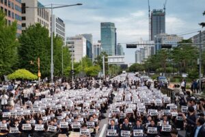 Sute de mii de profesori protestează în Coreea de Sud după sinuciderea unei învăţătoare