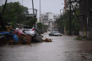 Inundații devastatoare în Grecia. Mașinile au fost luate de ape și au ajuns în mare